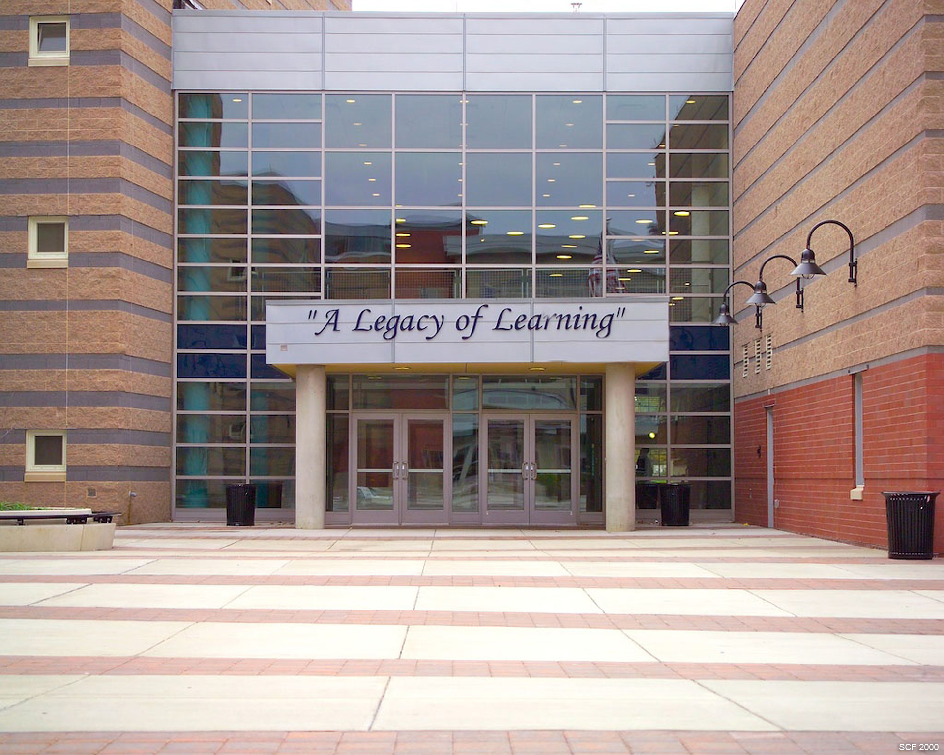 inngangen til Lawrence High School Campus